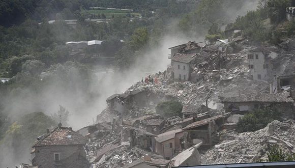 Significativos daños materiales en Italia producto del terremoto. Foto: Archivo.