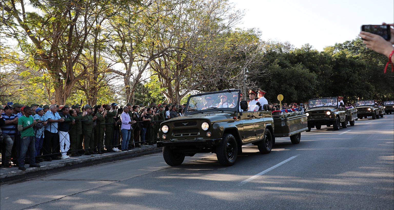 La caravana que traslada las urnas con los restos de los 32 combatientes cubanos caídos en defensa de la Patria bolivariana, en la madrugada del pasado 3 de enero, llegó a la sede del Minfar. Foto: Abel Padrón Padilla/ Cubadebate.