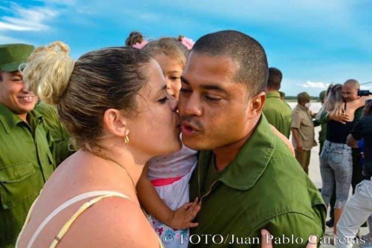 Regresan a casa tripulaciones de helicópteros que enfrentaron incendio en Matanzas. Foto: Juan Pablo Carreras/ ACN