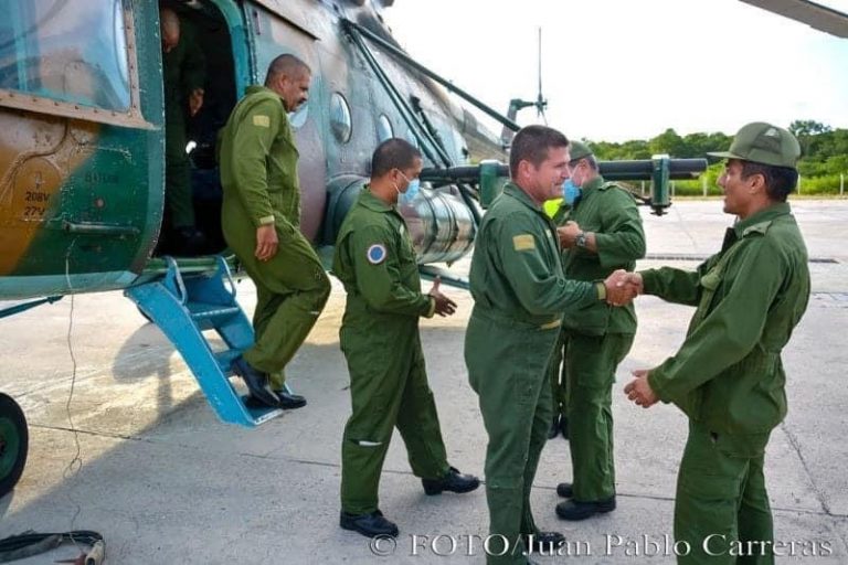 Regresan a casa tripulaciones de helicópteros que enfrentaron incendio en Matanzas. Foto: Juan Pablo Carreras/ ACN Regresan a casa tripulaciones de helicópteros que enfrentaron incendio en Matanzas. Foto: Juan Pablo Carreras/ ACN