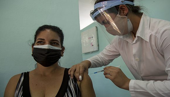 Vacunación con el candidato en fase III Abdala en el Consultorio #17 de Río Verde, Boyeros, La Habana. Foto: Ismael Francisco/ Cubadebate. Abdala en el Consultorio #17 de Río Verde, Boyeros, La Habana.