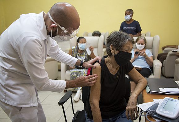 En el Área de vigilancia y manejo de eventos adversos se cumple el protocolo establecido para estudiar los síntomas luego de la vacunación. Foto: Irene Pérez/ Cubadebate. En el Área de vigilancia y manejo de eventos adversos se cumple el protocolo establecido para estudiar los síntomas luego de la vacunación. Foto: Irene Pérez/ Cubadebate.