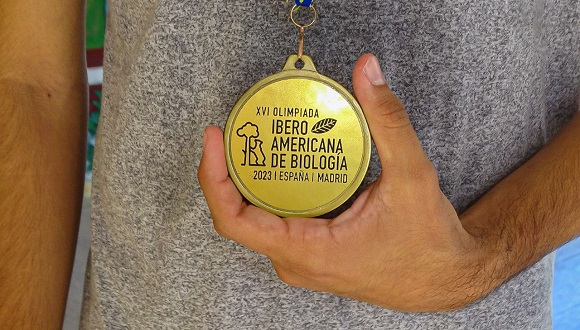 mario ganador concurso biologia medalla