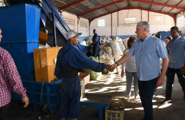 Díaz-Canel recorre reciclaje empresarial