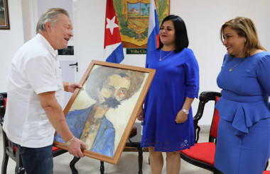 Visita diplomática a centro de Cuba