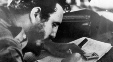 Fidel firmando la Ley de Reforma Agraria