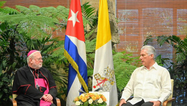 Monseñor Paul Richard Gallaghe y Miguel Díaz-Canel Bermúdez