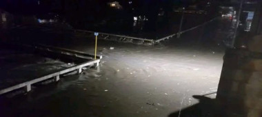 En la esquina de las calles Martí y Toscano, desbordamiento del río Bélico. Foto: Minoska Cadalso.