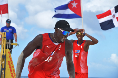 Noslen Díaz y Jorge Luis Alayo en el Challenge Pro Tour Mundial de Voleibol de Playa de Saquarema 2024, en Brasil, tras conquistar tres victorias consecutivas en la jornada sabatina. Foto: Ernesto Beltré.